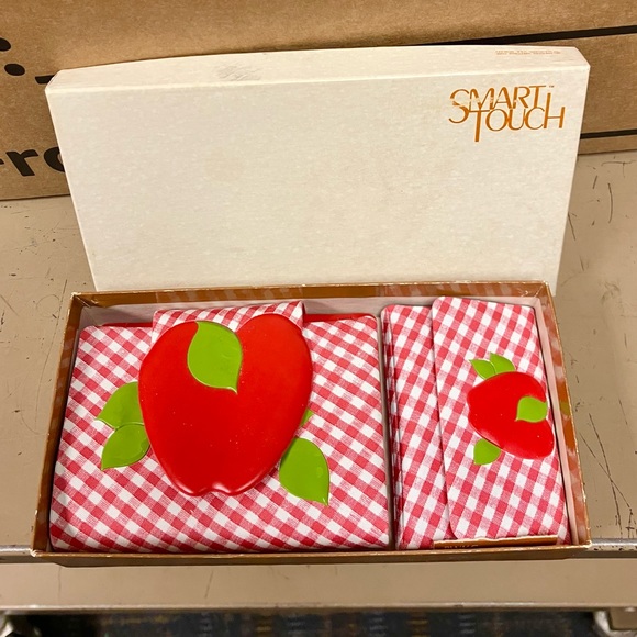 vintage red gingham wallet and key fob junior gift set, apple 🍎. NOS in box - Picture 10 of 10